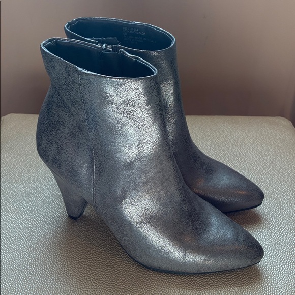 Seven Dials Calzada Booties - Picture 2 of 8